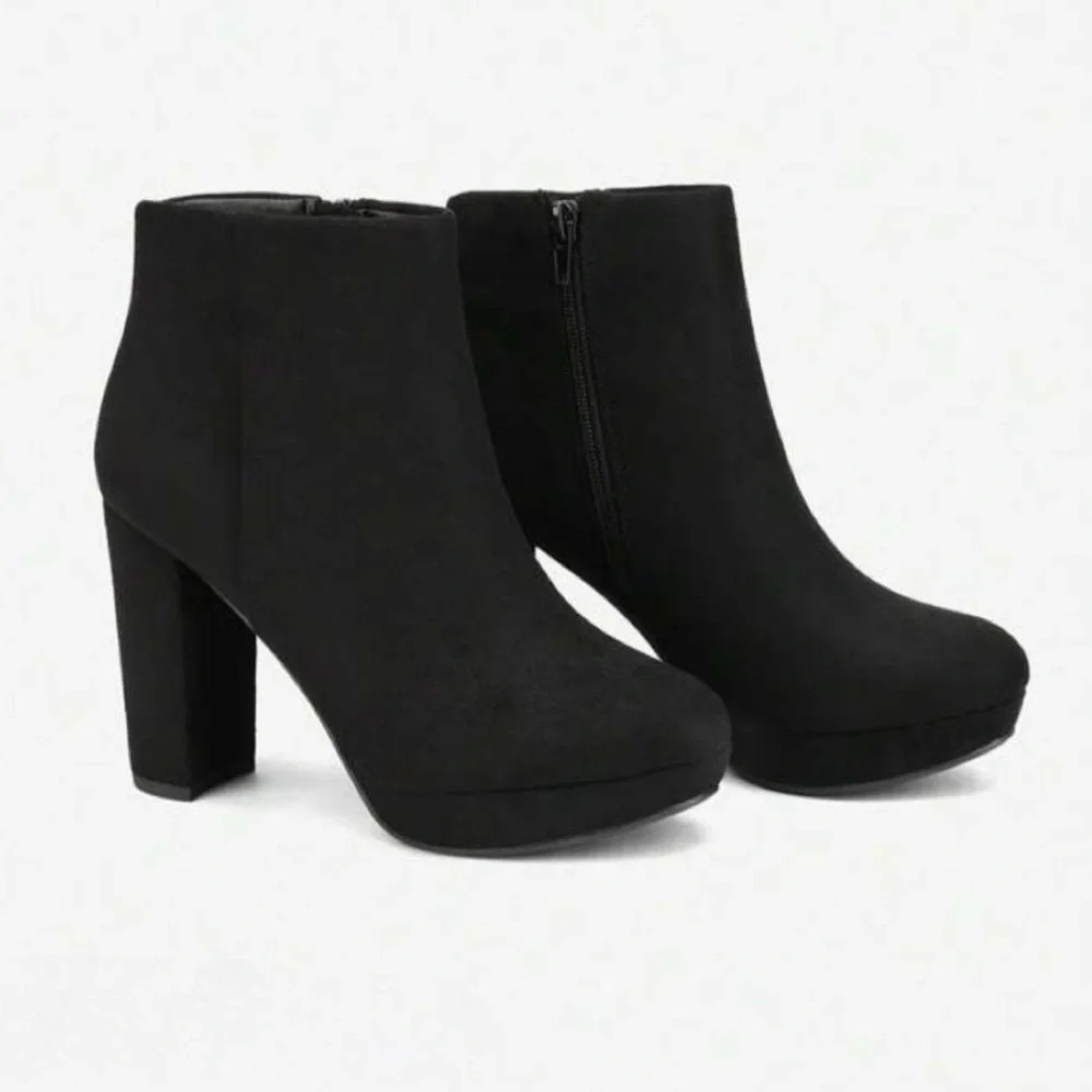 Women’s Black Ankle Platform Boots - Picture 4 of 5